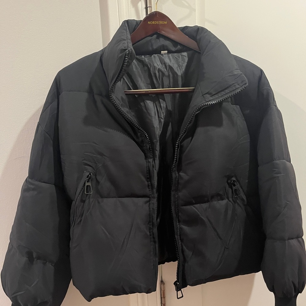 Cropped black puffer jacket
